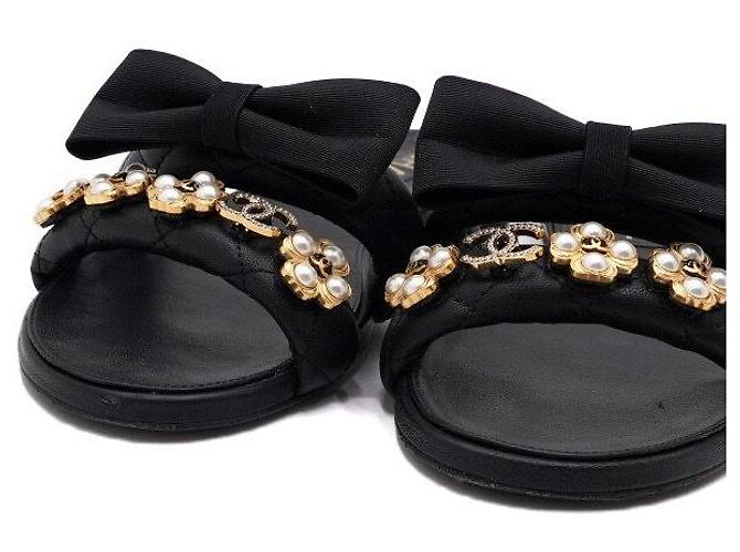 Chanel Mule da donna in pelle nera con fiocco e trifoglio di perle - vista 5