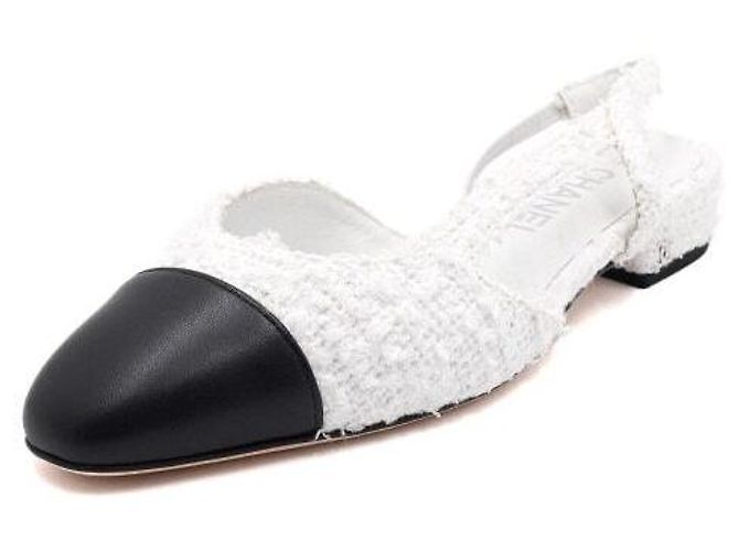 Chanel Slingback in tweed bicolore bianco con CC dorato da donna - vista 2