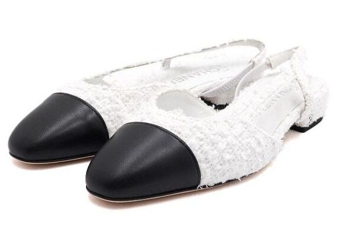 Chanel Slingback in tweed bicolore bianco con CC dorato da donna - vista 3