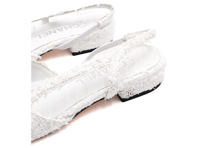 Chanel Slingback in tweed bicolore bianco con CC dorato da donna - vista 5