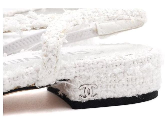 Chanel Slingback in tweed bicolore bianco con CC dorato da donna - vista 6