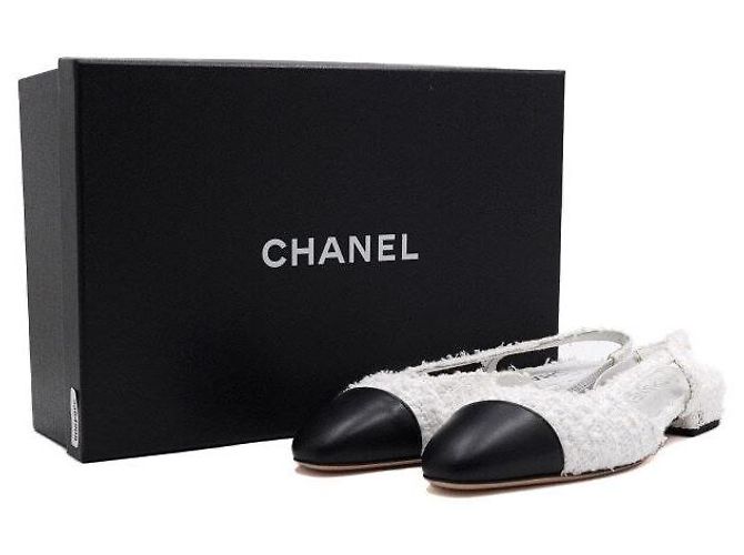 Chanel Slingback in tweed bicolore bianco con CC dorato da donna - vista 8