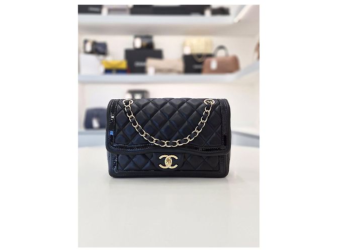 Chanel Mini borsa a tracolla con patta in pelle di agnello e catena dorata Nero - vista 2