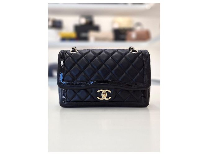Chanel Mini borsa a tracolla con patta in pelle di agnello e catena dorata Nero - vista 3