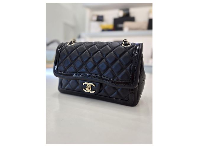 Chanel Mini borsa a tracolla con patta in pelle di agnello e catena dorata Nero - vista 4