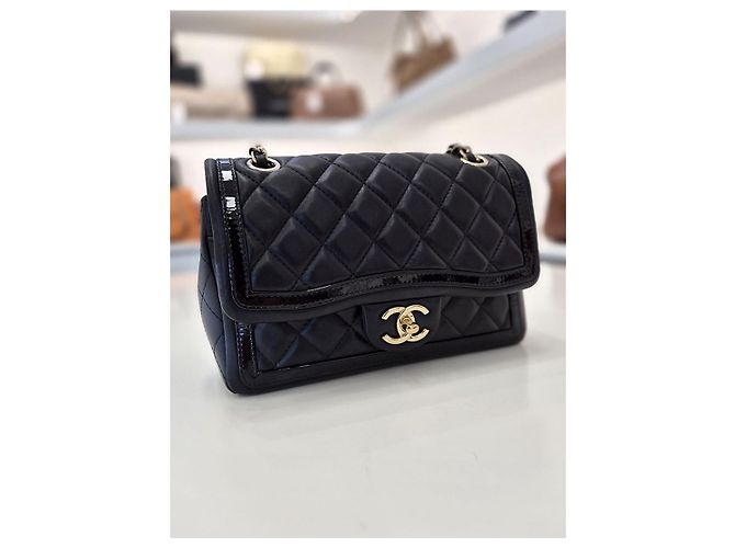 Chanel Mini borsa a tracolla con patta in pelle di agnello e catena dorata Nero - vista 5