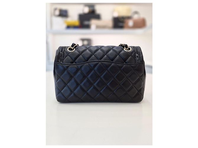 Chanel Mini borsa a tracolla con patta in pelle di agnello e catena dorata Nero - vista 6