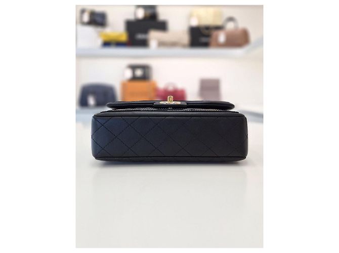 Chanel Mini borsa a tracolla con patta in pelle di agnello e catena dorata Nero - vista 7
