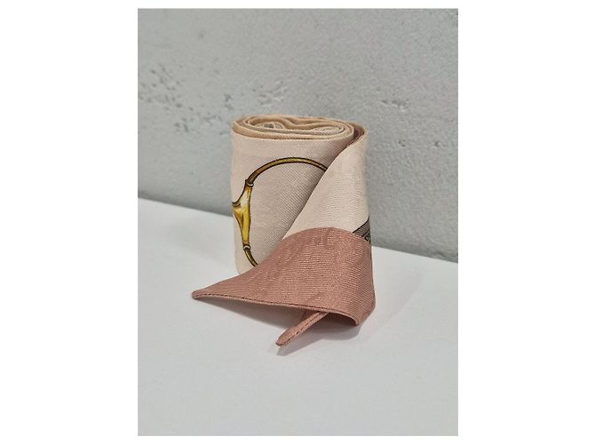 Gucci Sciarpa in seta rosa chiaro con morsetto - vista 2