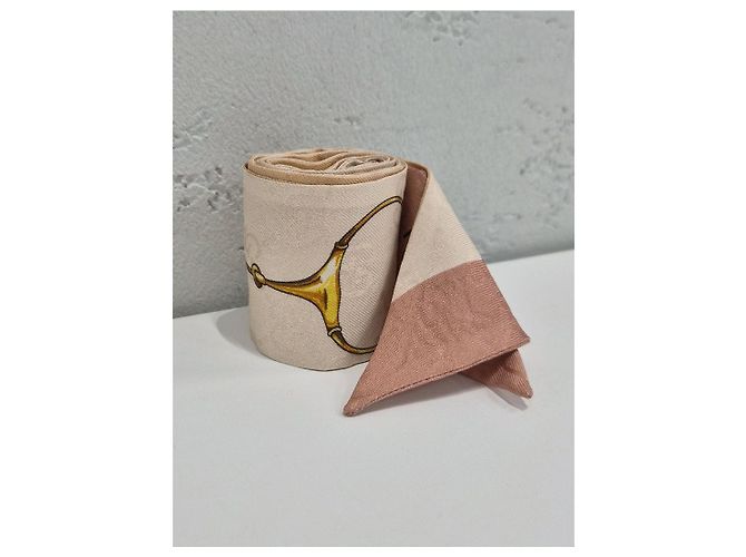 Gucci Sciarpa in seta rosa chiaro con morsetto - vista 3