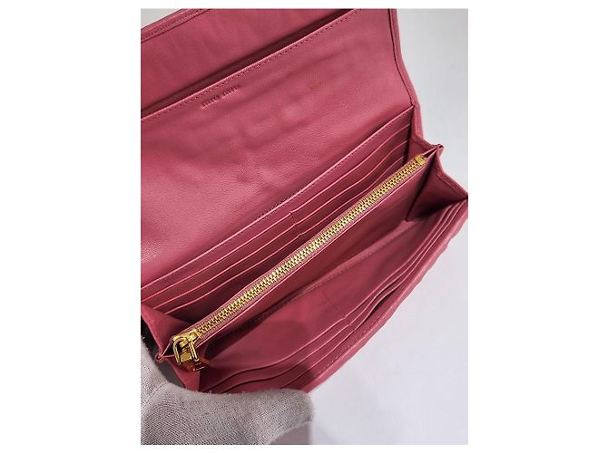 Miu Miu Matelassé Leder-Langgeldbörse mit Klappe Silber - Ansicht 6