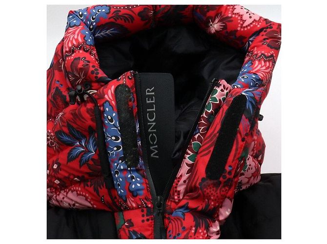 Moncler Giacca imbottita con cappuccio a stampa floreale nera e rossa Rosso - vista 10