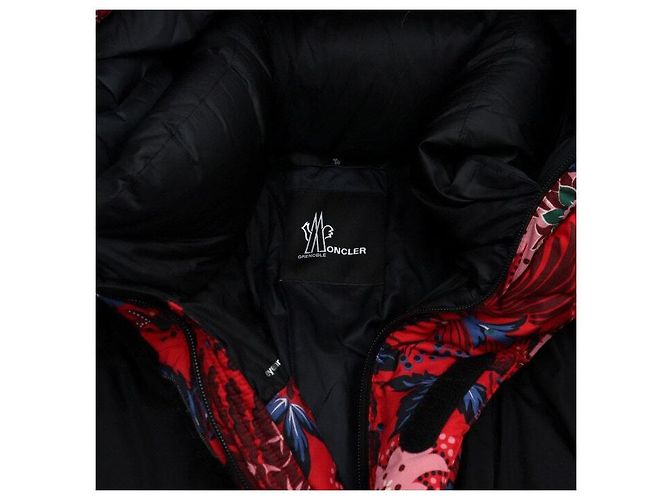 Moncler Giacca imbottita con cappuccio a stampa floreale nera e rossa Rosso - vista 5