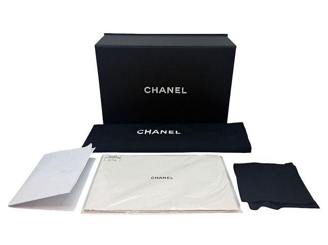 Chanel Nuova Mini Borsa con flap e manico in pelle di agnello nera Nero - vista 8