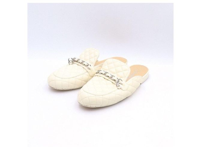 Chanel Mule Bluffer da donna in agnello trapuntato con logo CC e catena Bianco - vista 3