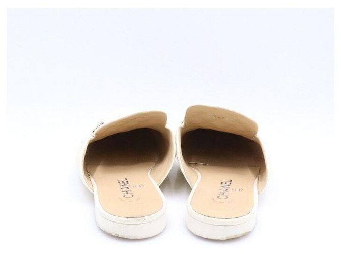 Chanel Mule Bluffer da donna in agnello trapuntato con logo CC e catena Bianco - vista 5
