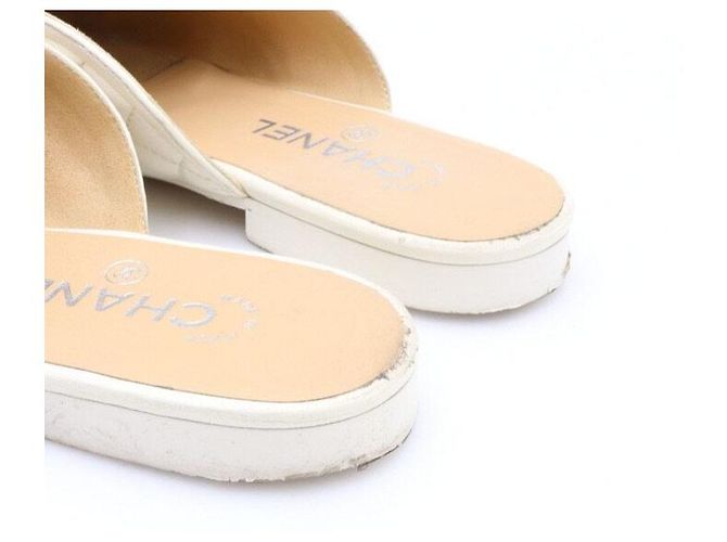 Chanel Mule Bluffer da donna in agnello trapuntato con logo CC e catena Bianco - vista 6