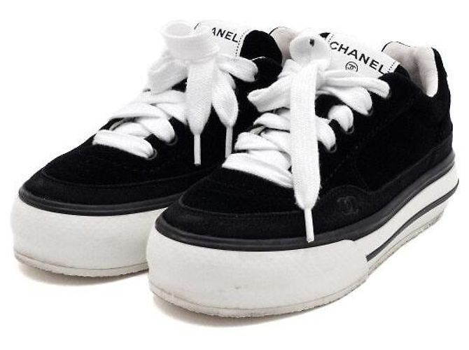 Chanel Sneaker in suede e velluto nero da donna - vista 3