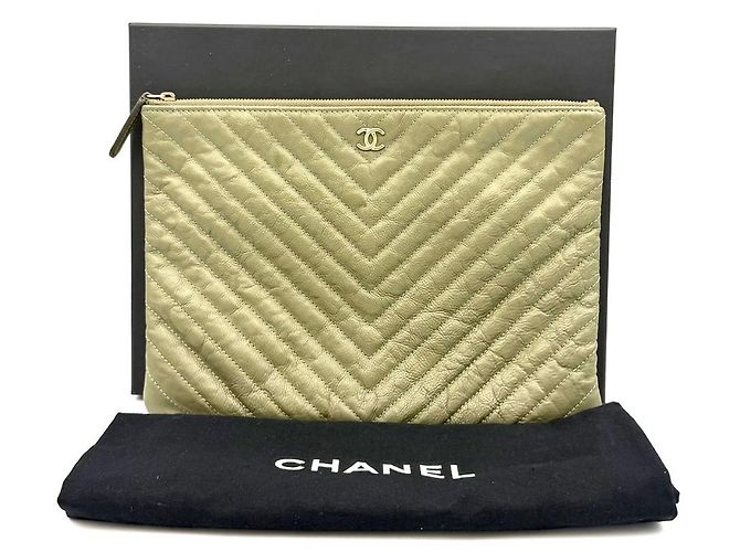 Chanel Clutch Chevron Medium Khaki Castaño - vista 2