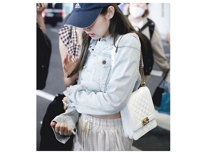 Chanel Borsa Boy Flap Satchel in Caviar Nero Oro - vista 13