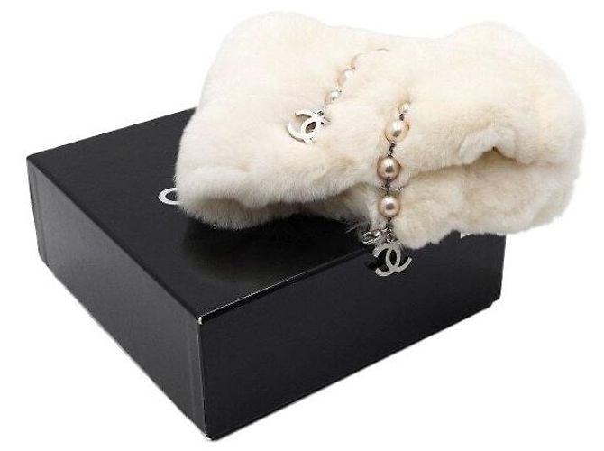 Chanel Cachecol de pele de coelho branco com corrente e gotas de pérolas CC - vista 5