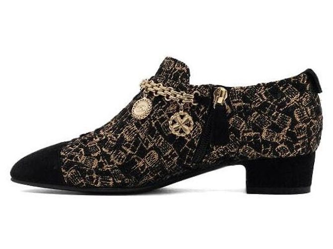 Chanel Scarpe da donna in tweed nero e oro, scamosciato e catena con logo - vista 4