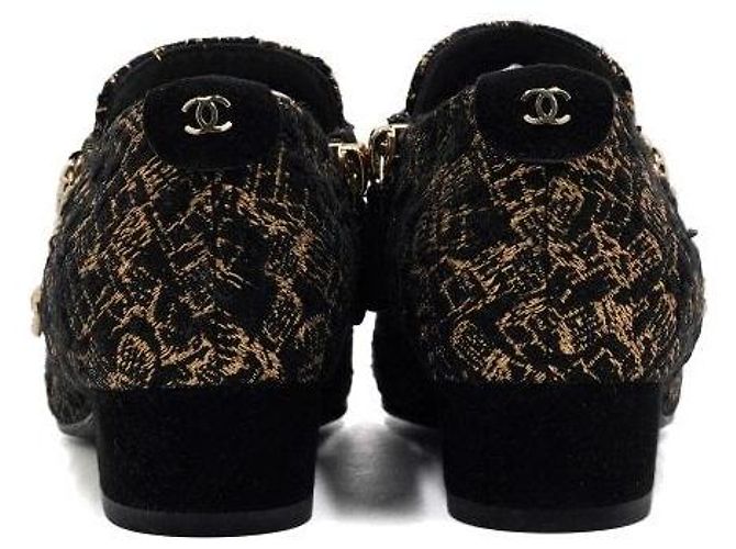Chanel Scarpe da donna in tweed nero e oro, scamosciato e catena con logo - vista 7