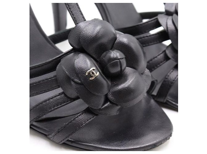 Chanel Scarpe con cinturino da donna in pelle nera con camelia CC Nero - vista 8
