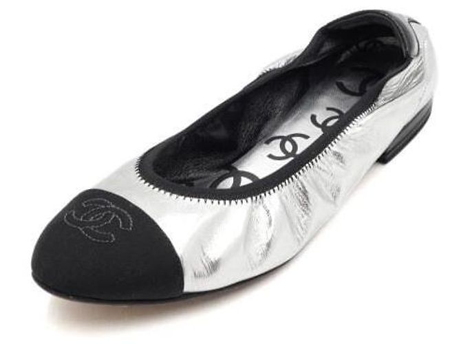 Chanel Mocassini da guida bicolore per donna con logo CC nero e argento - vista 2