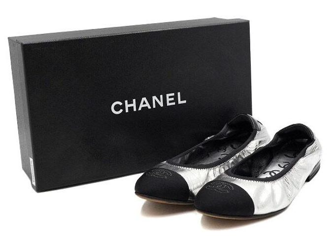 Chanel Mocassini da guida bicolore per donna con logo CC nero e argento - vista 7