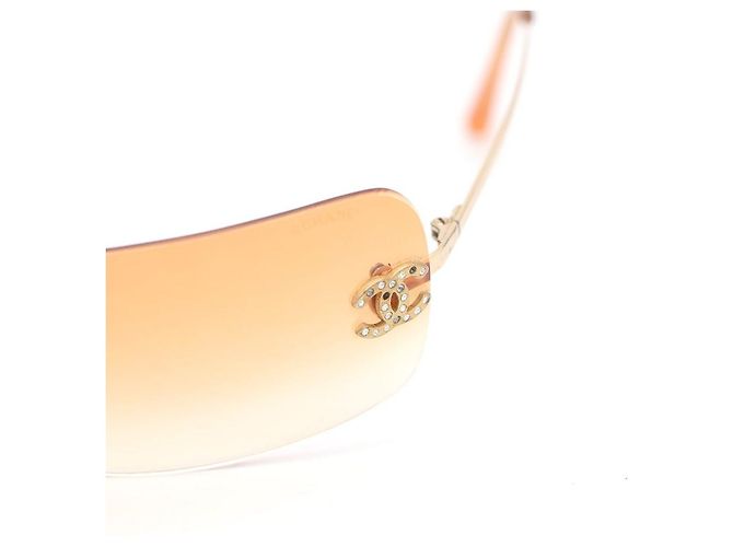Chanel Óculos de sol sem armação com logotipo CC em cristal dourado - vista 7