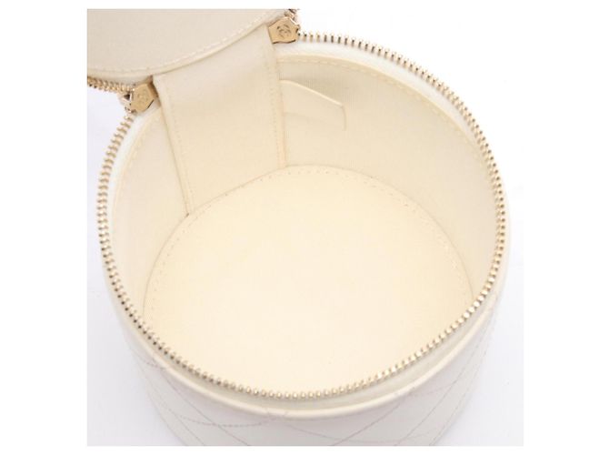 Bolso de hombro pequeño vanity Chanel Matelassé Coco Mark Negro Blanco - vista 3
