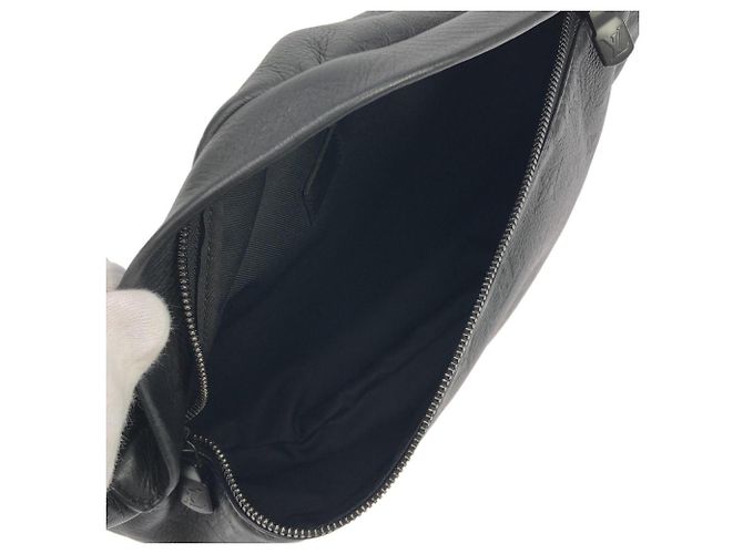 Bumbag Marsupio Louis Vuitton Monogram Shadow Discovery Nero - vista 8
