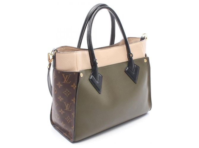 Borsa Louis Vuitton On My Side MM Monogram Laurier Marrone Crudo Cachi - vista 2