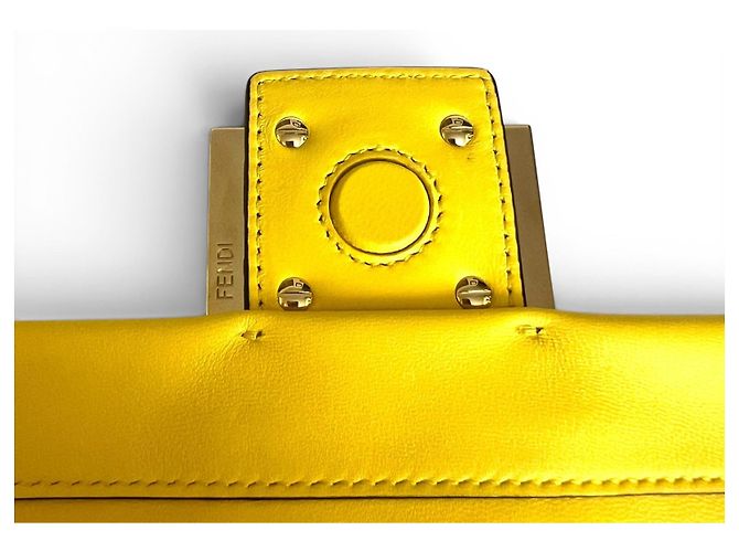 Fendi Mamma Baguette Medium in pelle nappa gialla Giallo Gold hardware - vista 10