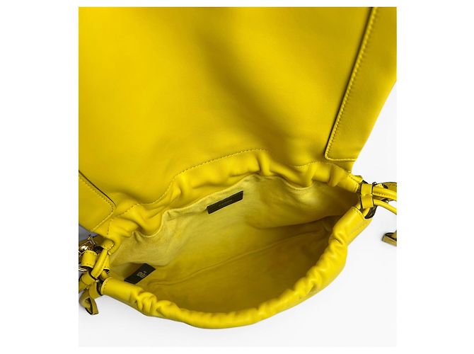 Fendi Mamma Baguette Medium in pelle nappa gialla Giallo Gold hardware - vista 11