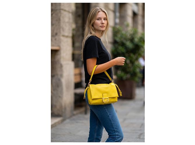 Fendi Mamma Baguette Medium in pelle nappa gialla Giallo Gold hardware - vista 3