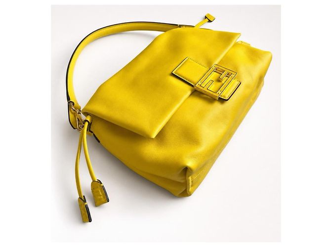Fendi Mamma Baguette Medium in pelle nappa gialla Giallo Gold hardware - vista 4