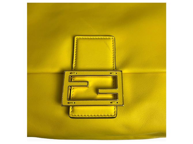 Fendi Mamma Baguette Medium in pelle nappa gialla Giallo Gold hardware - vista 5