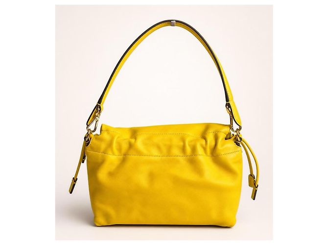 Fendi Mamma Baguette Medium in pelle nappa gialla Giallo Gold hardware - vista 6