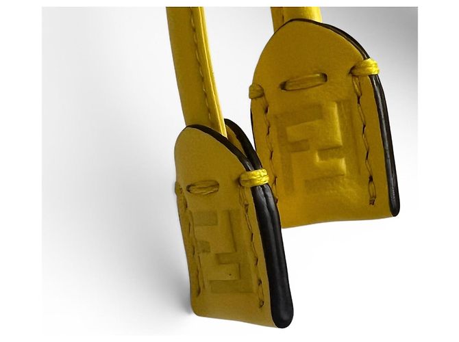 Fendi Mamma Baguette Medium in pelle nappa gialla Giallo Gold hardware - vista 7