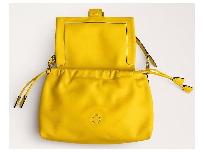 Fendi Mamma Baguette Medium in pelle nappa gialla Giallo Gold hardware - vista 9