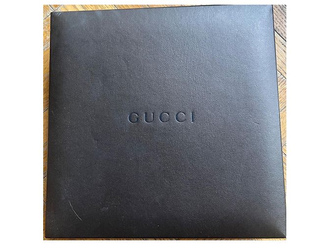 Collana Choker Gucci in Perle Nere con Pendente a Croce Nero - vista 4