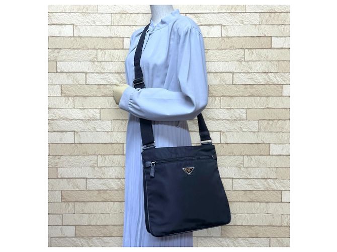 Borsa a tracolla in nylon Prada 2VH563 Nero - vista 2