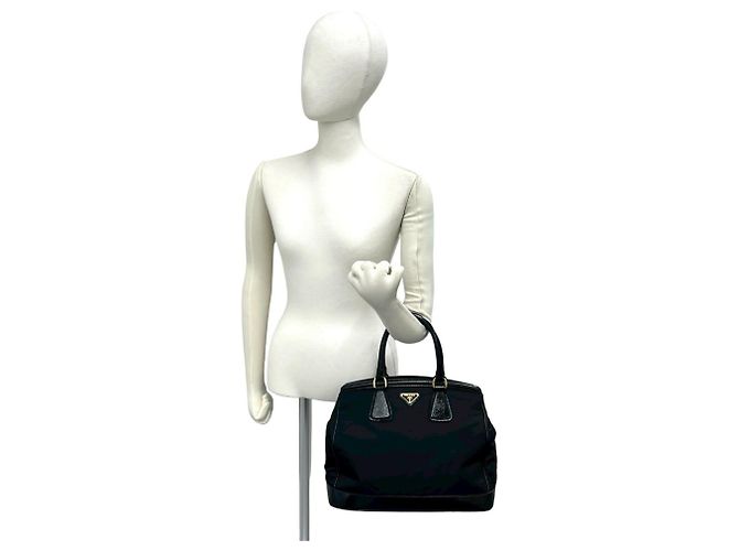 Mini borsa tote in nylon e pelle con placca logo triangolare nera Prada Nero - vista 2