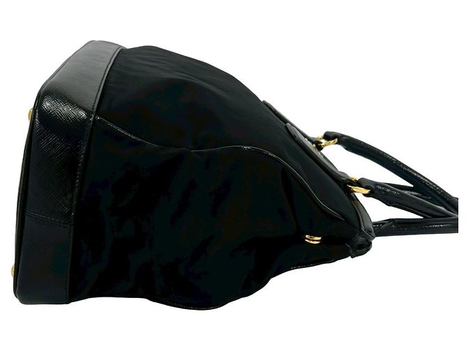 Mini borsa tote in nylon e pelle con placca logo triangolare nera Prada Nero - vista 6