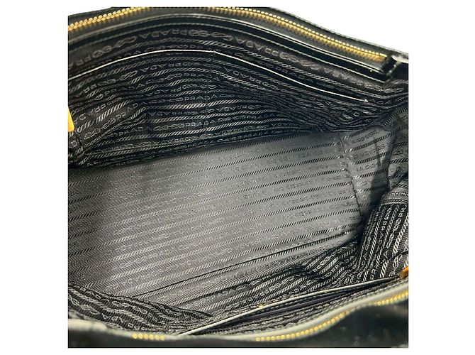 Mini borsa tote in nylon e pelle con placca logo triangolare nera Prada Nero - vista 9
