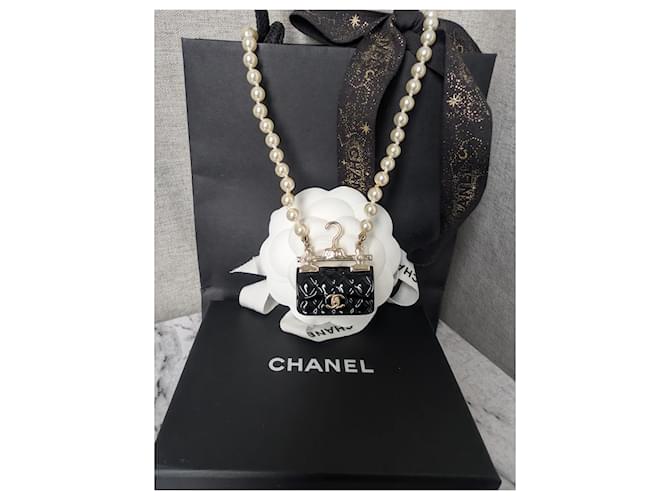 Collana Chanel B23C Perle e Charm Mini Borsa Matelassé Nero Bianco D'oro - vista 2