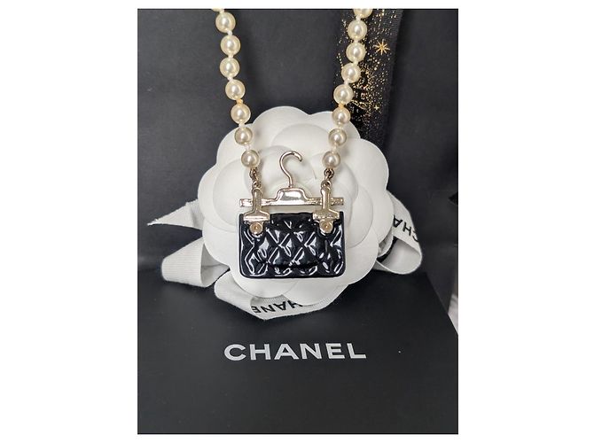 Collana Chanel B23C Perle e Charm Mini Borsa Matelassé Nero Bianco D'oro - vista 3