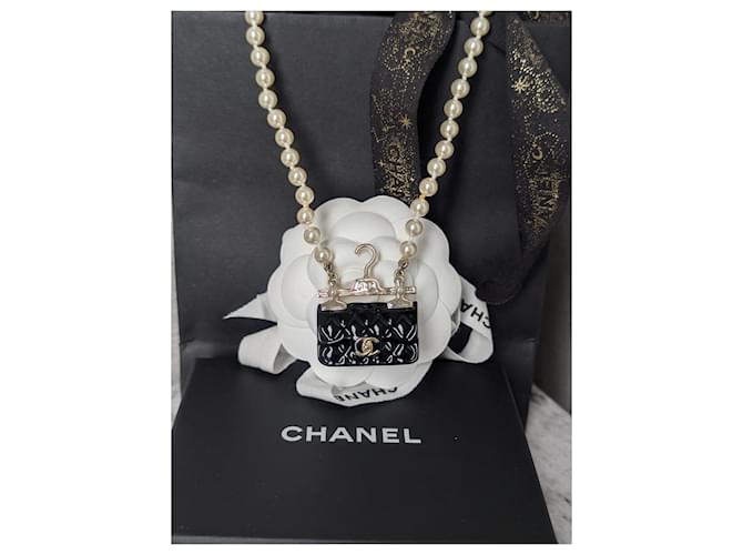 Collana Chanel B23C Perle e Charm Mini Borsa Matelassé Nero Bianco D'oro - vista 4